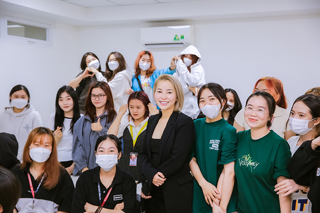 Chuyên gia làm đẹp Nguyễn Bảo Châu gặp gỡ, hướng nghiệp cho sinh viên