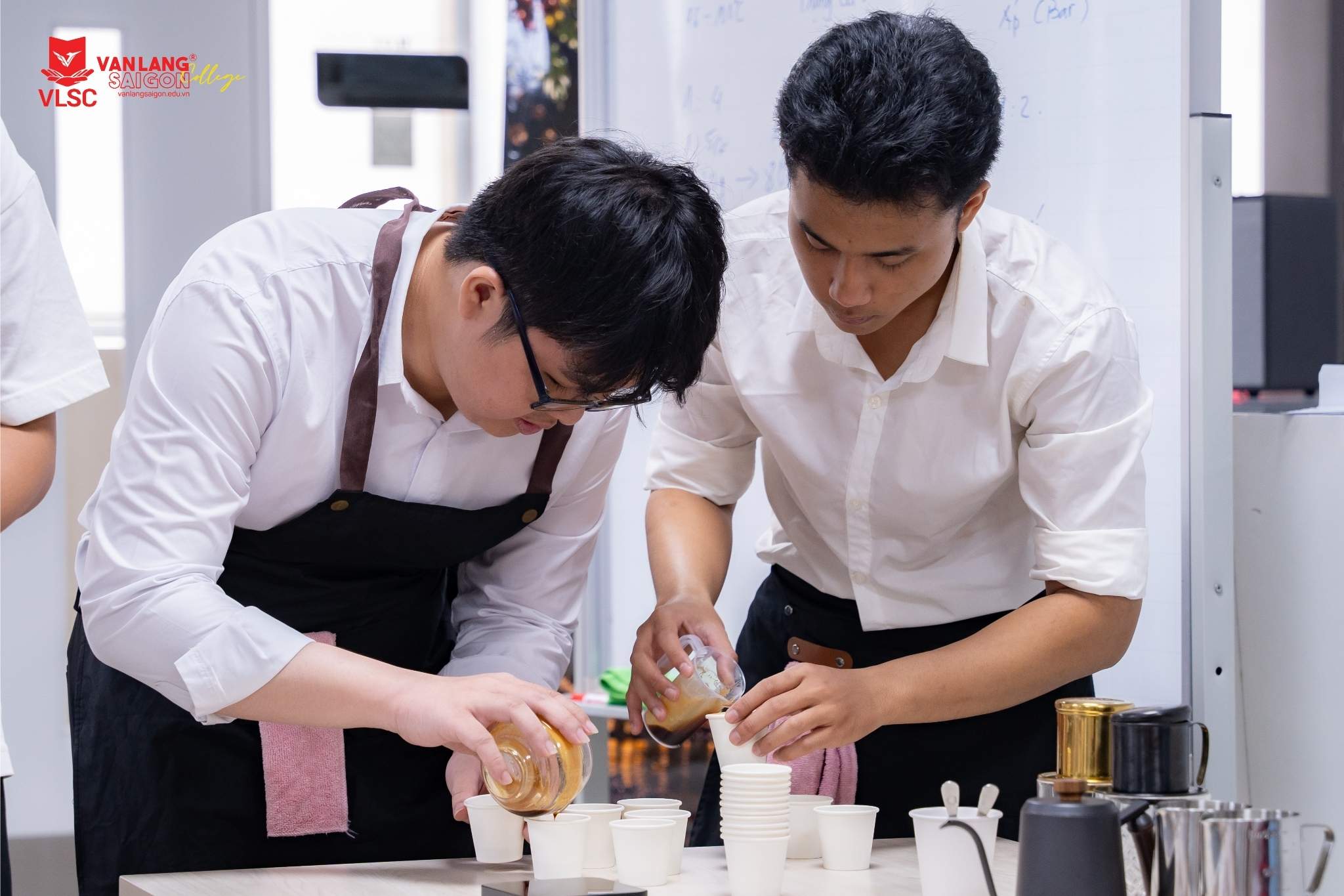 Sinh viên tham gia Trạm coffee VLSC