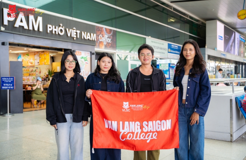 Các bạn sinh viên chụp hình lưu niệm tại sân bay.